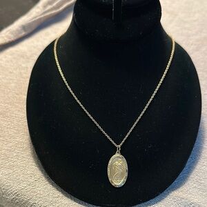 Elegant Gold Pendant Necklace